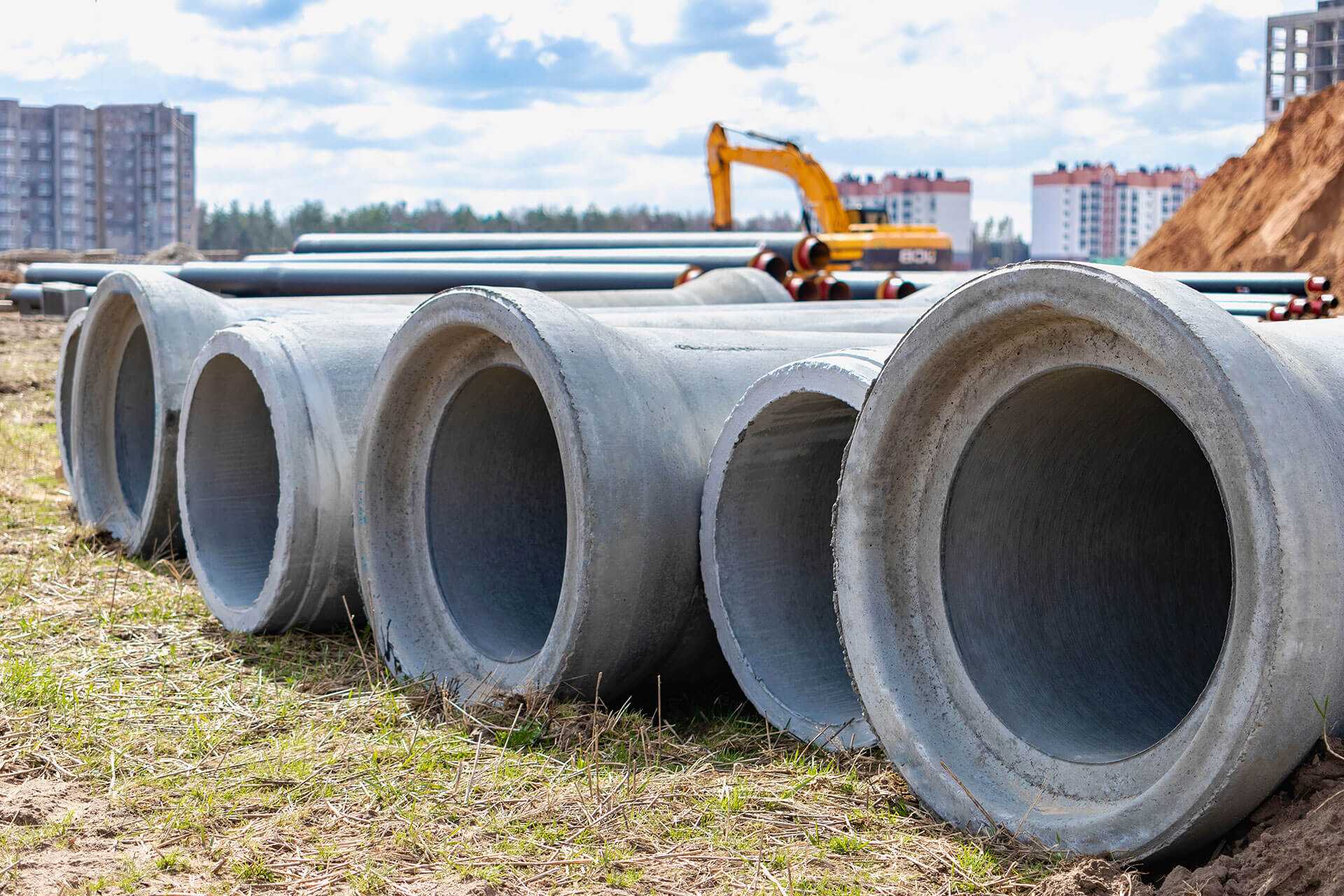 Große Rohre vor dem Hintergrund einer Baustelle