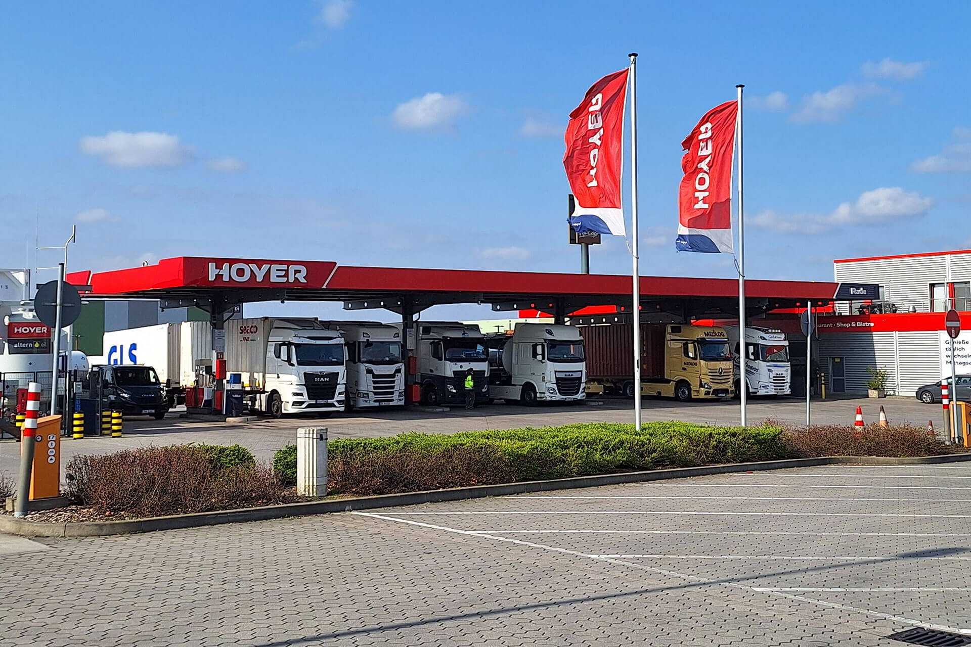 Hoyer Tankstelle mit verschiedenen Lkw unter dem Dach